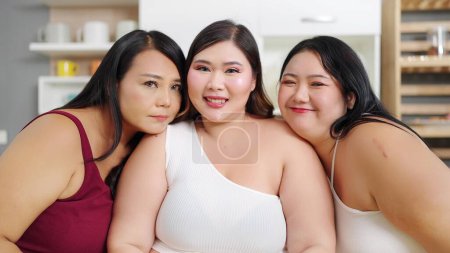 Téléchargez les photos : Portrait de joyeux asiatique plus la taille des femmes souriant à la caméra. Heureuses trois copines joufflues. Groupe de belle femme plus la taille. Acceptation du corps, concept positif du corps - en image libre de droit