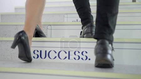 Foto de Acercamiento paso a paso de hombre de negocios y mujer subiendo por las escaleras en la oficina. Dos hombres de negocios subiendo las escaleras juntos. Concepto de crecimiento empresarial - Imagen libre de derechos