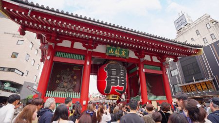 Foto de Tokio, Japón - 07 de octubre de 2023: El Templo Senso-Ji es un templo budista en Asakusa, distrito de Taito, Tokio. Es uno de los templos más antiguos e importantes de Tokio - Imagen libre de derechos