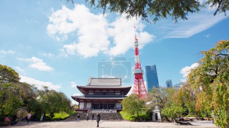 Foto de Tokio, Japón, 07 de octubre de 2023: Templo Zojoji y torre de Tokio con un hermoso cielo. Templo Zojoji y torre de Tokio en otoño en Tokio, Japón. Las atracciones turísticas populares en Tokio Japón - Imagen libre de derechos