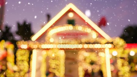 Foto de Hermosa borrosa de casa decorada para Navidad. Luces de Navidad en casa y nevadas. Ambiente navideño. Nieve cayendo el día de Navidad. Decoración del hogar luces - Imagen libre de derechos