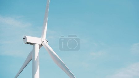 Foto de Molinos de viento y un hermoso cielo en un día soleado. Vista aérea panorámica del molino de viento. Energía sostenible y renovable. Recurso renovable. Desarrollo sostenible. Las turbinas eólicas generan electricidad - Imagen libre de derechos
