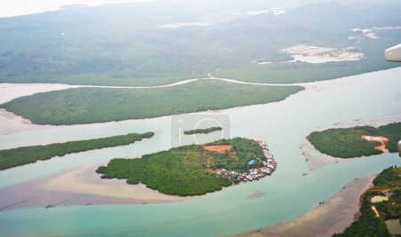 Téléchargez les photos : Vue aérienne des îles, deltas et rivières des îles Riau - en image libre de droit