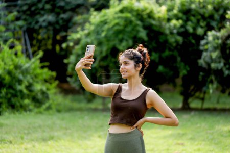 Schöne reife Frau posiert nach dem Training für Selfie-Porträt