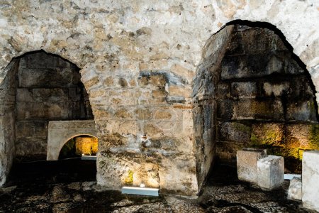 Téléchargez les photos : SPLIT, CROATIE - 24 OCTOBRE 2022 : Intérieur de la crypte de Sainte-Lucie dans la cathédrale Saint-Domnius. - en image libre de droit