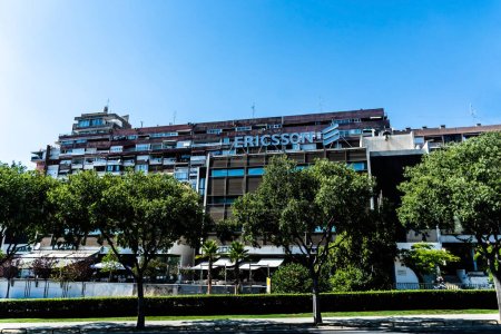 Téléchargez les photos : SPLIT, CROATIE - 28 OCTOBRE 2022 : Logo Ericsson sur l'immeuble de bureaux situé à Split, une société suédoise de réseautage et de télécommunications. - en image libre de droit
