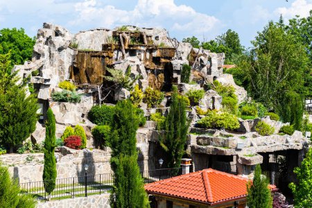 Téléchargez les photos : SKOBELEVO, BULGARIA - AUGUST 27, 2022: The waterfall inside the Damascena complex. - en image libre de droit