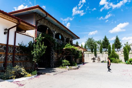 Téléchargez les photos : SKOBELEVO, BULGARIA - AUGUST 27, 2022: Damascena rose oil distillery building. The entrance to the distillery. - en image libre de droit