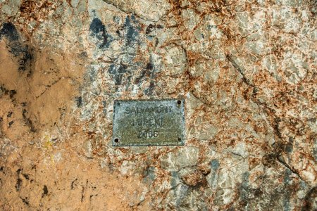 Téléchargez les photos : Rough wall of a cave with the 'Salvamont Lupeni' text. Bolii cave, Petrosani, Romania. - en image libre de droit