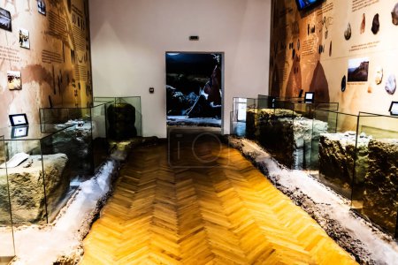Foto de TARGOVISTE, ROMANIA - JULY 29, 2022: Museum of Human Evolution and Technology in the Paleolithic. - Imagen libre de derechos