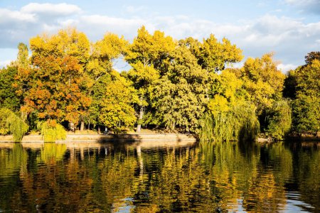 Téléchargez les photos : Herastrau Park on an autumn day. Bucharest, Romania. - en image libre de droit