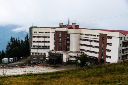 Foto de SINAIA, RUMANIA - 01 DE SEPTIEMBRE DE 2022: Paisaje con el hotel Cota 1400 y las montañas Cárpatos. - Imagen libre de derechos