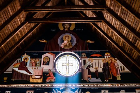 Foto de BIHOR, RUMANIA - 10 de junio de 2023: Monasterio de Izbuc. Interior de la Iglesia del Santo Mártir Jorge de Izbuc. - Imagen libre de derechos