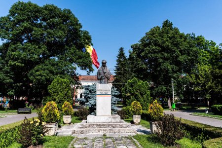 Foto de REGHIN, RUMANIA - 27 DE JUNIO DE 2023: La estatua de Petru Maior en el parque central de Reghin. - Imagen libre de derechos
