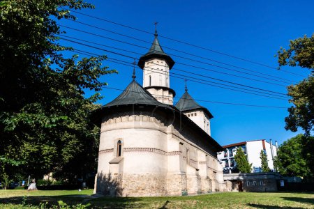 Foto de SUCEAVA, RUMANIA - 26 DE JUNIO DE 2023: Iglesia de San Nicolae Prajescu en Suceava en la calle Mihai Viteazul. - Imagen libre de derechos