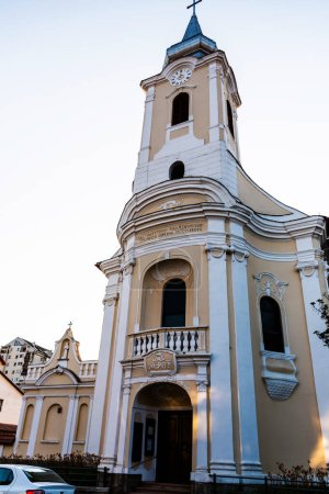 Foto de BISTRITA, RUMANIA - 26 de junio de 2023: Santísima Trinidad Iglesia Católica Romana. - Imagen libre de derechos