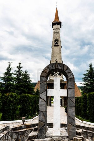 Foto de El Monasterio de la Protección de la Madre de Dios. Condado de Suceava, Bucovina. Dorna-Arini, Rumania. - Imagen libre de derechos