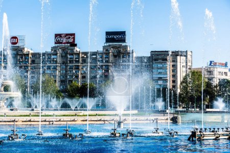 Téléchargez les photos : BUCHAREST, ROUMANIE - 13 MAI 2023 : Les fontaines artésiennes de la place Union, au centre-ville. - en image libre de droit