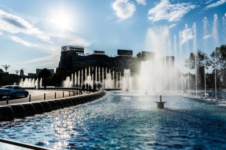 Téléchargez les photos : BUCHAREST, ROUMANIE - 13 MAI 2023 : Les fontaines artésiennes de la place Union, au centre-ville. - en image libre de droit