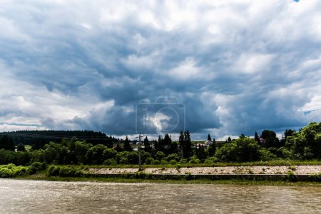Foto de Paisaje con el río Bistrita, zona Dorna Arini. Condado de Suceava, Rumanía - Imagen libre de derechos