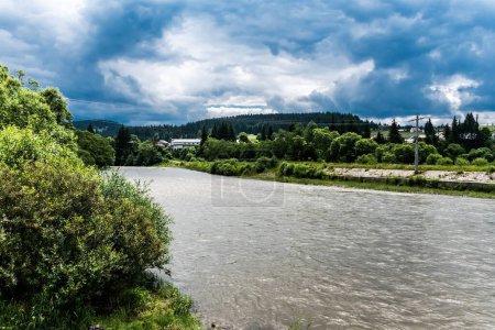 Foto de Paisaje con el río Bistrita, zona Dorna Arini. Condado de Suceava, Rumanía - Imagen libre de derechos