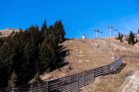 Foto de Pista de esquí desde 1400 m, Sinaia, Rumania. Paisaje otoñal de la pista de esquí. - Imagen libre de derechos