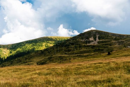 Foto de Paisaje con montañas, colinas verdes y cielo nublado, carretera Transalpina, Rumania. - Imagen libre de derechos