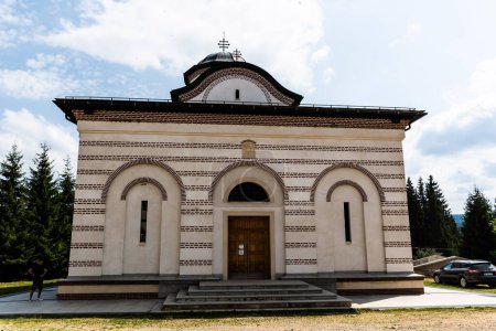 Téléchargez les photos : SUGAG, ROUMANIE - 20 AOÛT 2023 : Monastère Oasa situé sur la route de Transalpina en Roumanie. - en image libre de droit