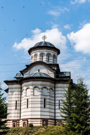 Téléchargez les photos : Monastère Oasa situé sur la route de Transalpina en Roumanie. - en image libre de droit