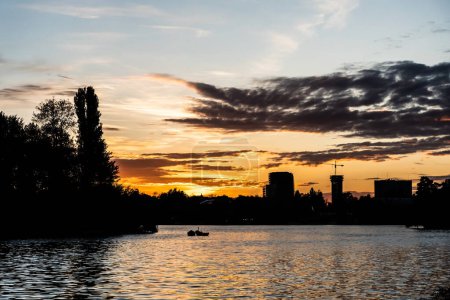 Téléchargez les photos : Coucher de soleil un jour d'automne à Herastrau Park, Bucarest, Roumanie. - en image libre de droit