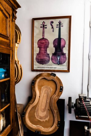 Foto de REGHIN, ROMANIA - 27 DE JUNIO DE 2023: Taller de violines, luthier, violines y muchas herramientas. - Imagen libre de derechos