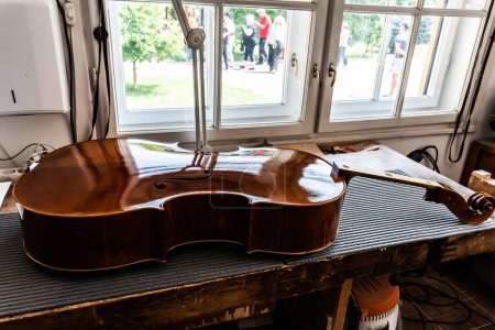 Foto de REGHIN, ROMANIA - 27 DE JUNIO DE 2023: Taller de violines, luthier, violines colocados sobre una mesa. - Imagen libre de derechos