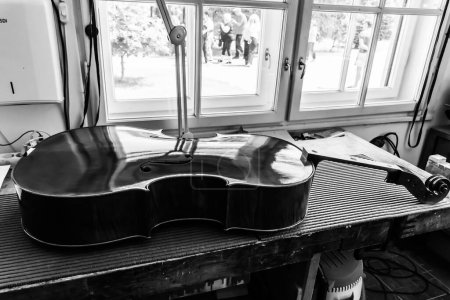 Foto de Taller de violines, luthier, violín colocado sobre una mesa. - Imagen libre de derechos