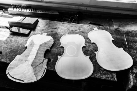 Foto de Taller de violines, luthier, violines y muchas herramientas. - Imagen libre de derechos