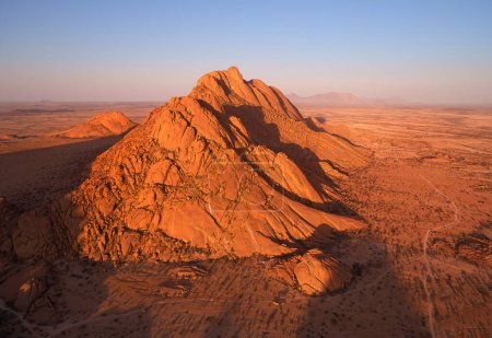 Foto de Formas y sombras de vastas dunas de arena naranja, iluminadas por el sol naciente. Vista aérea del Desierto del Parque Nacional Namib-Naukluft, Namibia. - Imagen libre de derechos