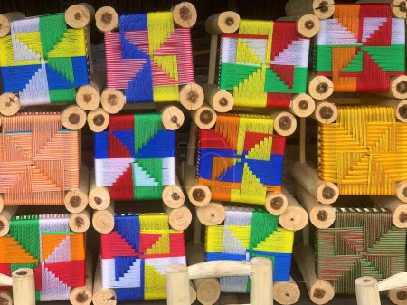 Foto de Patrones geométricos coloridos, taburetes muy coloridos para sentarse, hechos a mano, ventas callejeras, productos de Madagascar. Fotografía de viaje. - Imagen libre de derechos