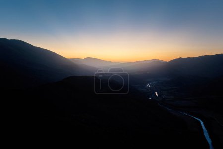 Téléchargez les photos : Vue aérienne panoramique de la vallée de la rivière Vjose en Albanie. Heure du coucher du soleil - en image libre de droit
