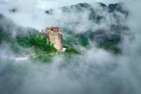 Foto de Monasterio Meteora de Roussanou saliendo de la niebla. Paisaje panorámico aéreo, místico. Patrimonio de la Humanidad por la UNESCO. Países Bajos. - Imagen libre de derechos