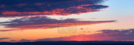 Foto de Vista aérea y panorámica de coloridas nubes naranjas iluminadas por el sol, cielo nocturno de color rosa y rojo sin obstáculos en el frente. Ideal para proyectos de reemplazo de cielo. - Imagen libre de derechos