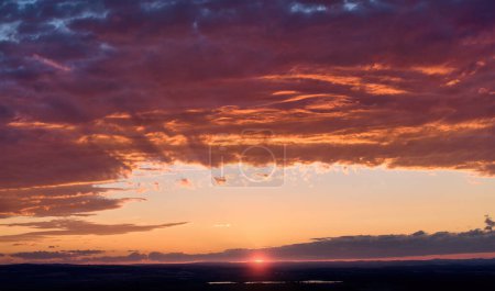 Foto de Vista aérea y panorámica de coloridas nubes naranjas iluminadas por el sol, cielo nocturno de color rosa y rojo sin obstáculos en el frente. Ideal para proyectos de reemplazo de cielo. - Imagen libre de derechos