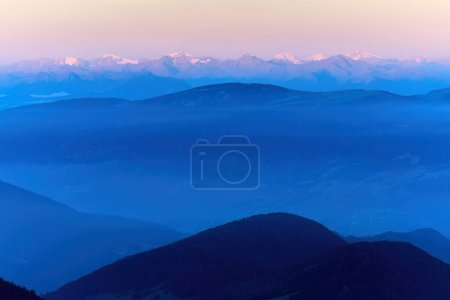 Foto de Dawn over Passo delle Erbe pasar con los picos Dolomitas en el fondo. Sombras de azul y naranja, vista aérea desde gran altitud. - Imagen libre de derechos
