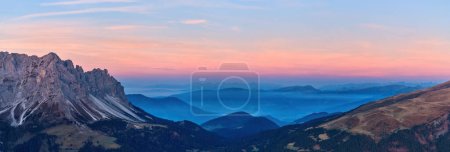 Téléchargez les photos : Dawn over Passo delle Erbe passe avec les sommets des Dolomites en arrière-plan. Nuances de bleu et d'orange, vue panoramique aérienne de haute altitude. - en image libre de droit