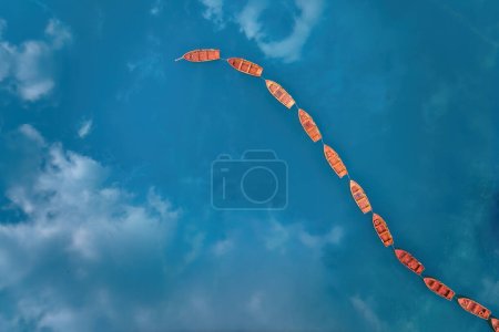 Téléchargez les photos : Vue artistique perpendiculaire d'un axe constitué de bateaux en bois sur la surface bleu-vert du lac de Braies dans les Dolomites. Idéal pour les projets d'affiches. - en image libre de droit