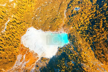 Téléchargez les photos : Automne dans les Dolomites Thème : Une vue aérienne verticale du lac glaciaire Lago di Sorapiss, le contraste de l'eau de couleur azur et des mélèzes de couleur orange. - en image libre de droit