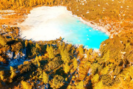 Téléchargez les photos : Automne dans les Dolomites Thème : Une vue aérienne verticale du lac glaciaire Lago di Sorapiss, le contraste de l'eau de couleur azur et des mélèzes de couleur orange. - en image libre de droit