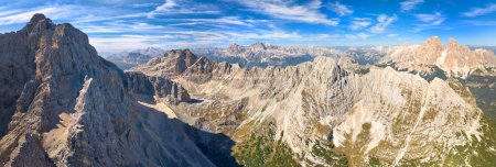 Téléchargez les photos : Automne coloré dans les Dolomites. Vue aérienne panoramique du massif montagneux et du pic Punta Sorapiss au-dessus du lac glaciaire Lago di Sorapiss. Journée ensoleillée, ciel bleu, vue sur la hauteur des drones. - en image libre de droit