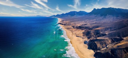 Foto de Vista aérea y panorámica de la hermosa playa virgen de Cofete en la isla volcánica de Fuerteventura, Islas Canarias, España. - Imagen libre de derechos
