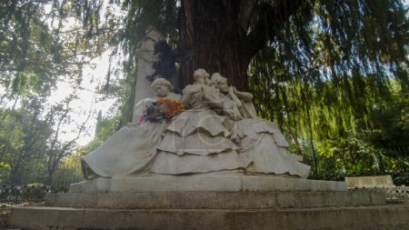 Téléchargez les photos : Sculpture dedicated to the poet Gustavo Adolfo Becquer in the city of Seville in 1911. - en image libre de droit