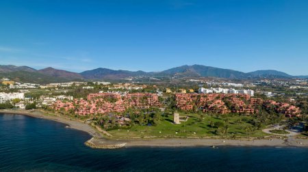 Foto de Vista de la playa de Guadalmansa en la costa de Estepona, andalusia - Imagen libre de derechos