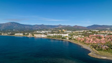 Foto de Vista de la playa de Guadalmansa en la costa de Estepona, andalusia - Imagen libre de derechos